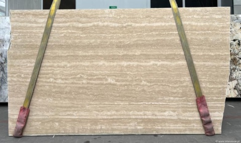 Płyta Trawertynu Romano Classico w beżowo-piaskowej tonacji z wyraźnym układem warstw.