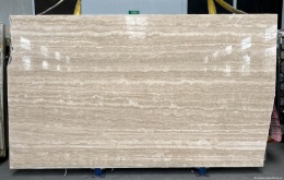 Płyta Trawertynu Romano Classico w beżowo-piaskowej tonacji z wyraźnym układem warstw.