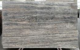 Płyta Trawertynu Silver w odcieniach szarości z warstwowym układem i wykończeniem brushed