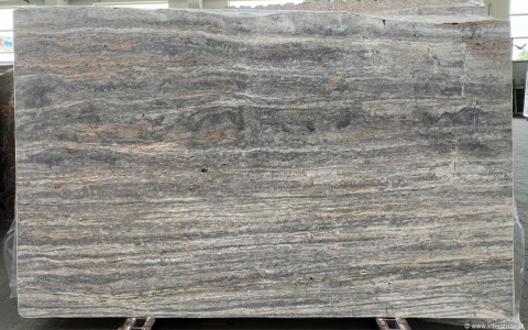 Płyta Trawertynu Silver w odcieniach szarości z warstwowym układem i wykończeniem brushed