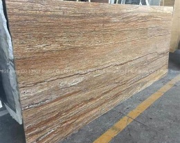 Płyta Trawertynu Walnut w ciepłych brązowo-złotych odcieniach, wykończenie polerowane.