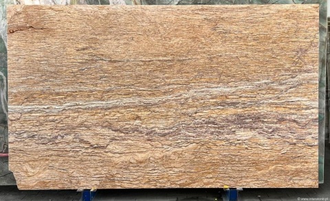 Płyta Trawertynu Walnut w ciepłych brązowo-złotych odcieniach, wykończenie polerowane.