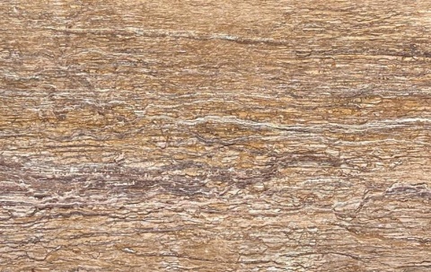 Płyta Trawertynu Walnut w ciepłych brązowo-złotych odcieniach, wykończenie polerowane.