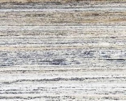 Płyta Trawertynu White Titanium z kontrastowym biało-grafitowym warstwowaniem w wykończeniu brushed.