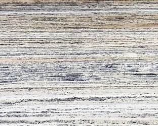 Płyta Trawertynu White Titanium z kontrastowym biało-grafitowym warstwowaniem w wykończeniu brushed.