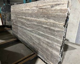 Płyta Trawertynu White Titanium z kontrastowym biało-grafitowym warstwowaniem w wykończeniu brushed.