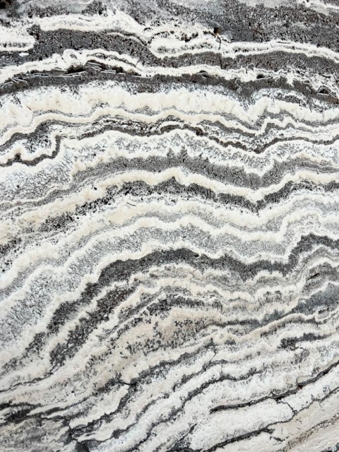 Płyta Trawertynu White Titanium z kontrastowym biało-grafitowym warstwowaniem w wykończeniu brushed.