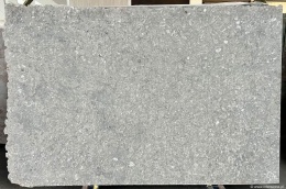 Wapień Atlantic Blue o jasnoszarej barwie z delikatnymi naturalnymi żyłkami.