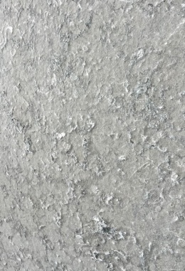 Slab wapienia Atlantic Blue 20 mm, płomieniowane wykończenie i jednolita szaro-niebieska kolorystyka.