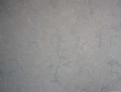 Wapień Jurassic Grey w wykończeniu naturalnym, klasyczny kamień do wnętrz.