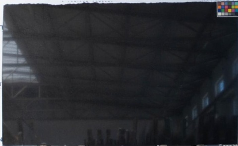 Płyta granitu Nero Zimbabwe poler, czarna lustrzana powierzchnia, widok całej tafli w hali magazynowej