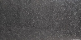 Zbliżenie struktury granitu Nero Zimbabwe poler, drobnoziarnista, ciemna powierzchnia kamienia