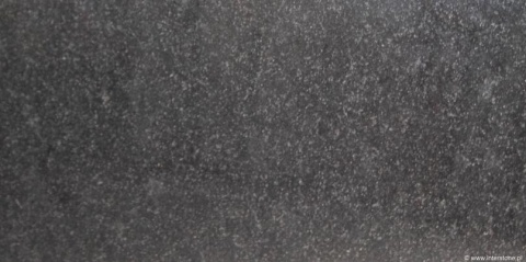 Zbliżenie struktury granitu Nero Zimbabwe poler, drobnoziarnista, ciemna powierzchnia kamienia