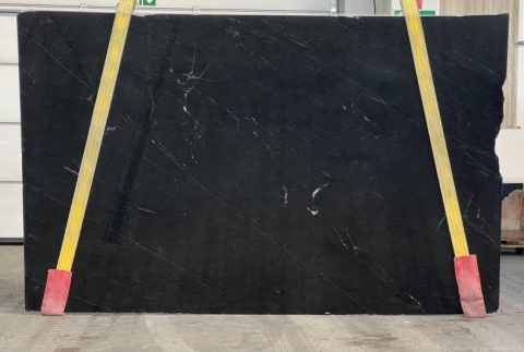 Płyta granitu New Via Lattea, czarna z delikatnym białym użyleniem, widok całej tafli