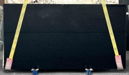 Płyta granitu Nova Black szczotkowanego, ciemna tafla z drobną fakturą, widok całej płyty w hali