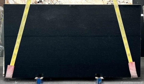 Płyta granitu Nova Black szczotkowanego, ciemna tafla z drobną fakturą, widok całej płyty w hali