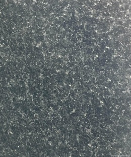 Zbliżenie granitu Nova Black szczotkowanego, ciemna powierzchnia z jasnymi, połyskującymi kryształami