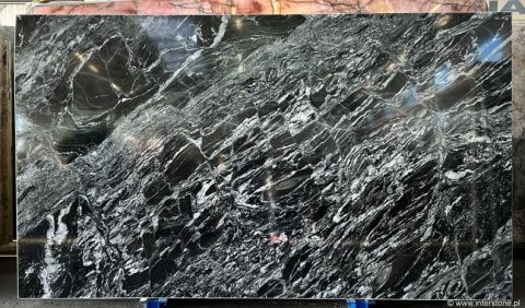 Płyta granitu Oscuro Mist poler, czarno-biały falisty wzór z wyraźnym połyskiem, widok całej tafli w hali