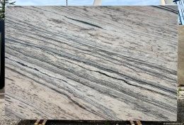 Płyta granitu Prada Gold, jasne tło z wyrazistymi złoto-szarymi pasami i ciemnymi żyłami, widok całej tafli