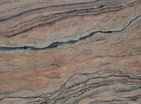 Detal granitu Prada Gold, wyraźne złote i szare warstwowe struktury z ciemnymi akcentami