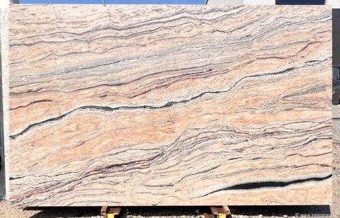 Płyta granitu Prada Gold, intensywne złoto-beżowe pasma z wielotonowymi smugami i żyłami