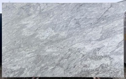 Płyta granitu River White szczotkowanego, jasnoszara tafla z delikatnym, falistym rysunkiem, widok całej płyty