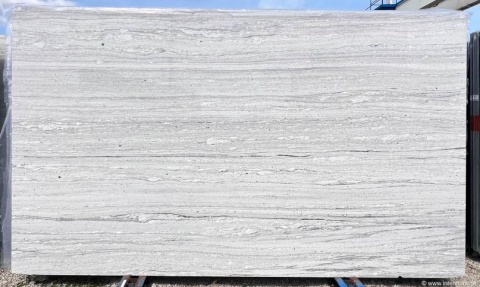 Płyta granitu River White poler, jasne tło z delikatnymi, poziomymi szarymi pasmami