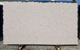 Płyta granitu Rosa Porrino młotek, jasno-różowa drobnoziarnista powierzchnia, widok całej tafli na zewnątrz