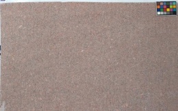 Płyta granitu Santiago Red płomieniowanego, ciepłe czerwonawo-szare ziarno, widok całej tafli z góry