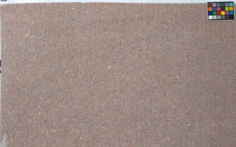 Płyta granitu Santiago Red płomieniowanego, ciepłe czerwonawo-szare ziarno, widok całej tafli z góry