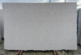 Płyta granitu Semi Moreno Deza płomień, jasnoszara chropowata tafla, widok całej płyty na zewnątrz