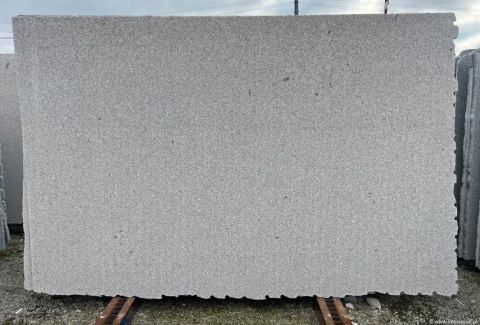 Płyta granitu Semi Moreno Deza płomień, jasnoszara chropowata tafla, widok całej płyty na zewnątrz