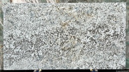 Płyta granitu Siberian White szczotkowanego, jasna tafla z wyrazistym szaro-brązowym wzorem, widok całej płyty.