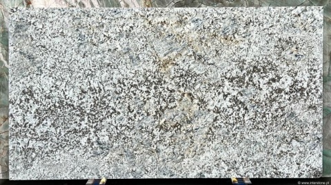 Płyta granitu Siberian White szczotkowanego, jasna tafla z wyrazistym szaro-brązowym wzorem, widok całej płyty.