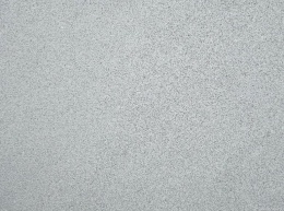 Zbliżenie faktury granitu Silver Bianco młotek, jasnoszara, jednorodna, drobnoziarnista powierzchnia