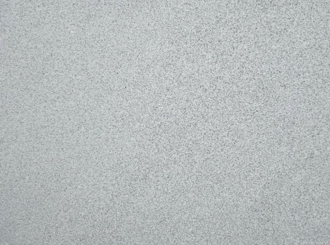 Zbliżenie faktury granitu Silver Bianco młotek, jasnoszara, jednorodna, drobnoziarnista powierzchnia