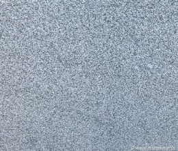 Zbliżenie struktury granitu Silver Bianco poler – jasnoszare, drobnoziarniste tło kamienia dekoracyjnego.