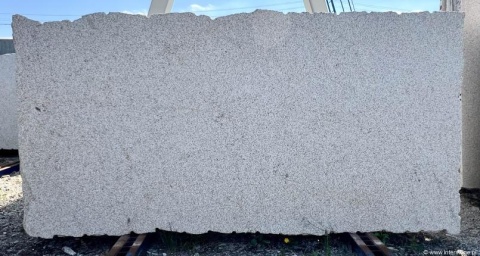 Płyta granitu Silvestre Gold poler na zewnątrz – jasna, drobnoziarnista tafla kamienia o równomiernym wzorze.