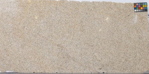 Jasna płyta granitu Silvestre Gold poler – ciepłe, złocisto-beżowe tło o jednolitym, drobnym wzorze.