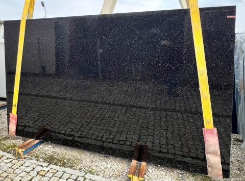 Płyta granitu Star Galaxy poler – czarna tafla z połyskującymi drobinkami na zewnątrz.