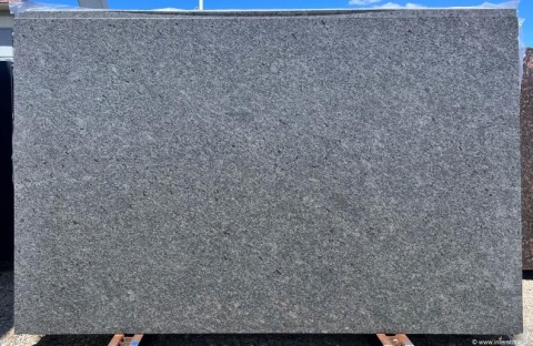 Płyta granitu Steel Grey lapato – duży slab w odcieniu szarości.