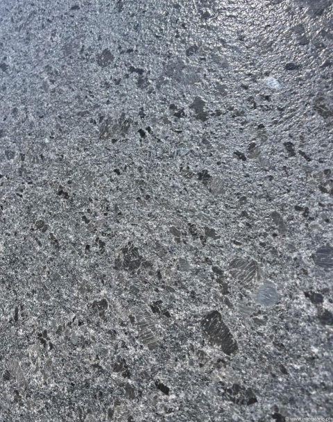 Detal granitu Steel Grey lapato – ziarnista struktura z ciemnymi wtrąceniami, powierzchnia satynowa.