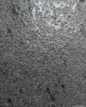 Zbliżenie granitu Steel Grey lapato – półpołysk, wyraźne kryształy i stalowoszary rysunek kamienia.