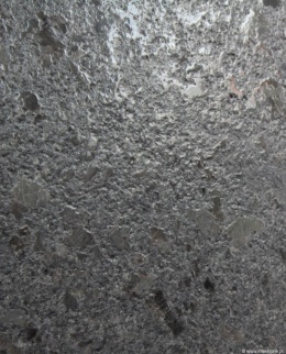 Zbliżenie granitu Steel Grey lapato – półpołysk, wyraźne kryształy i stalowoszary rysunek kamienia.