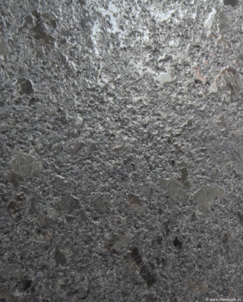 Zbliżenie granitu Steel Grey lapato – półpołysk, wyraźne kryształy i stalowoszary rysunek kamienia.