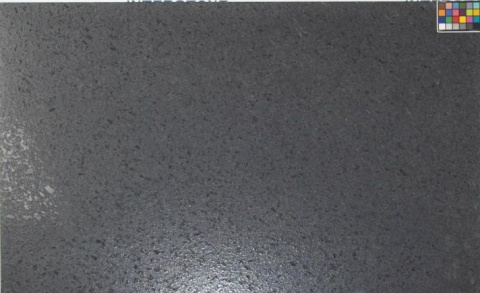 Granit Steel Grey lapato – próbka płyty z delikatnym połyskiem; w rogu wzornik kolorów.