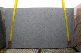 Płyta granitu Steel Grey płomień – duży slab na placu.