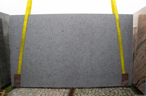 Płyta granitu Steel Grey płomień – duży slab na placu.