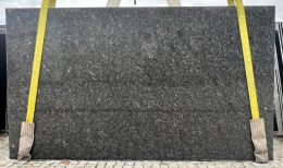 Płyta granitu Steel Grey poler – duży slab na placu.