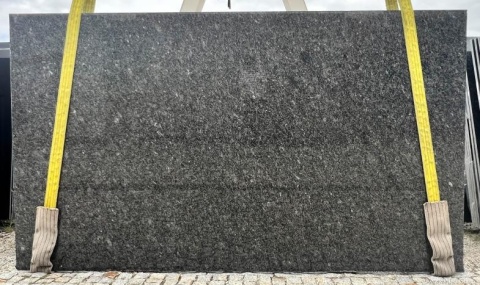 Płyta granitu Steel Grey poler – duży slab na placu.